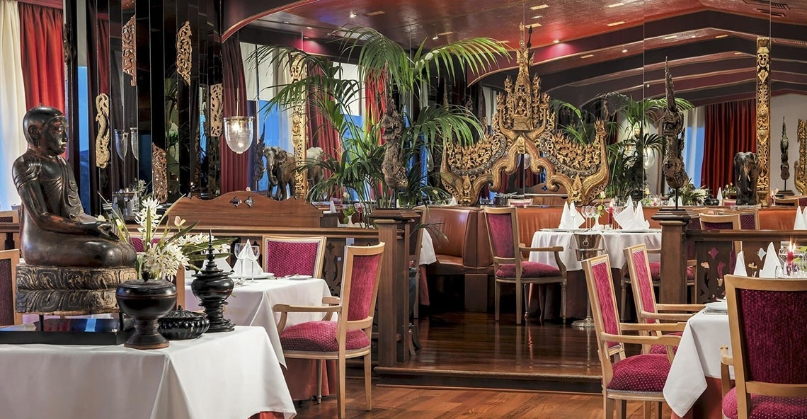 un uomo e una donna brindano con bicchieri di vino in un ristorante