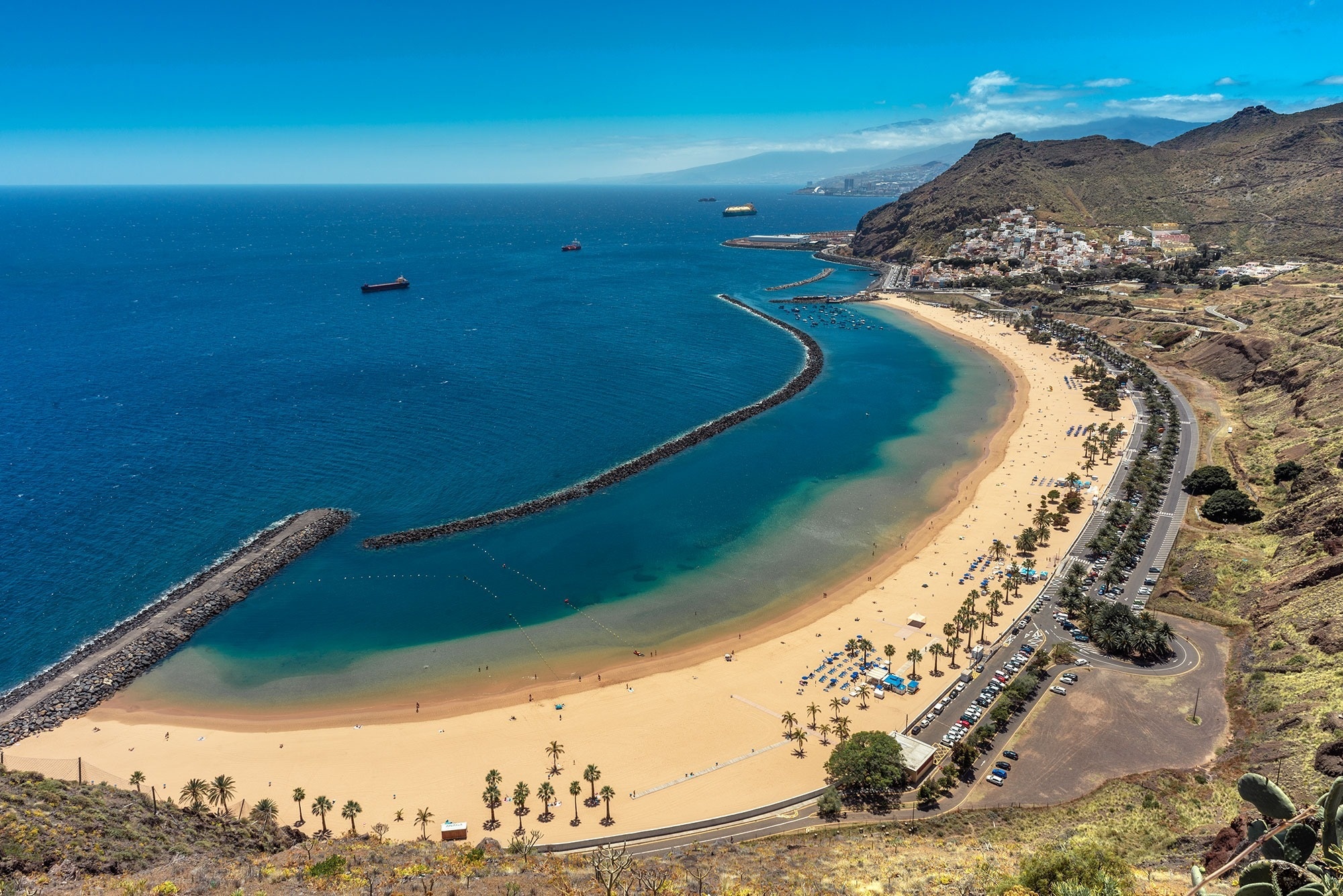 mężczyzna relaksuje się w wannie z hydromasażem