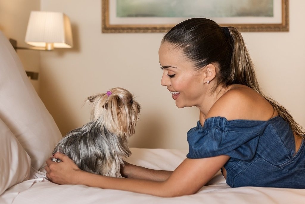 mężczyzna i kobieta wznoszą toast kieliszkami wina w restauracji