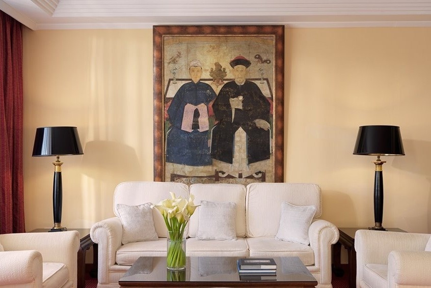 una habitación con flores y una pintura en la pared