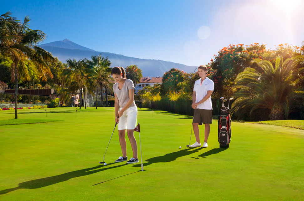 Hotel Botanico: putting green met uitzicht op Teide en palmen.