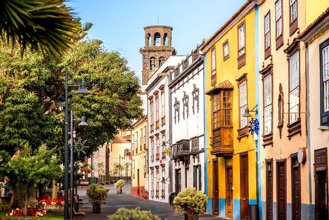 una mujer está sentada en una mesa comiendo pasta y bebiendo vino