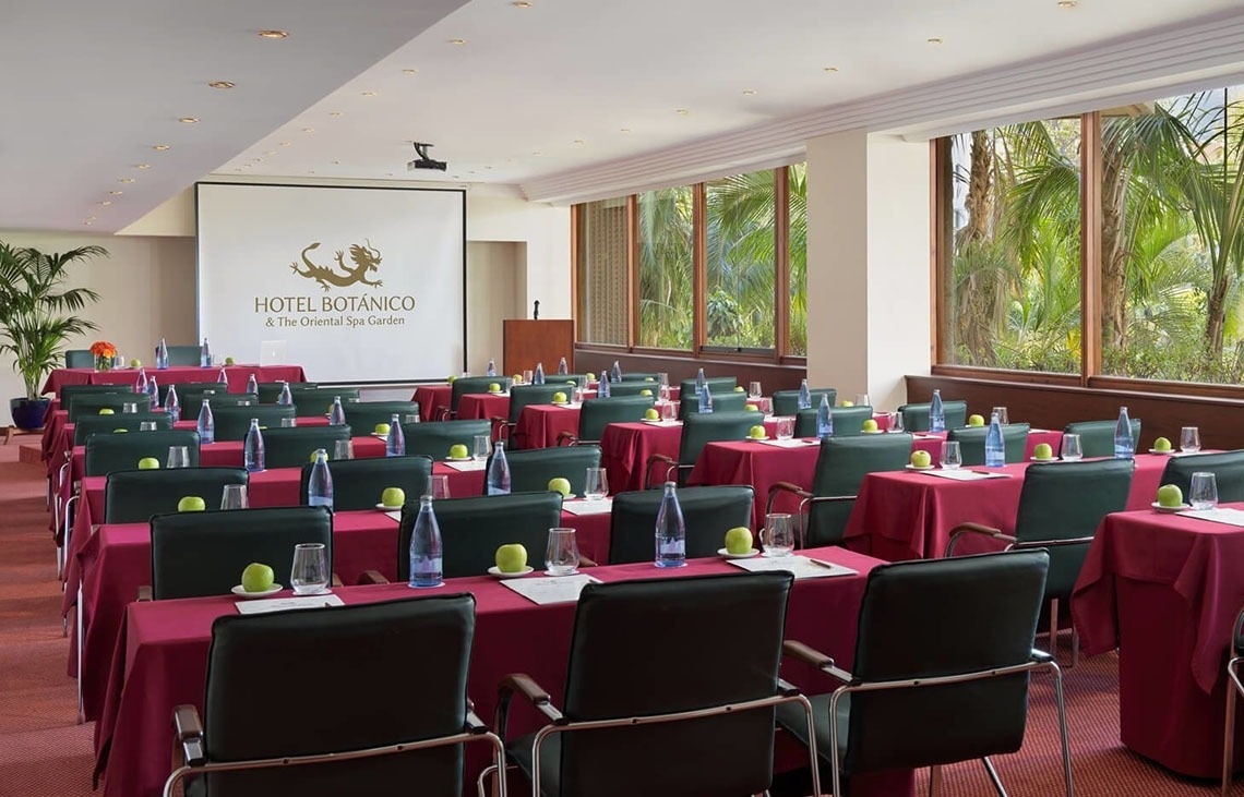 un hombre se relaja en una bañera de hidromasaje