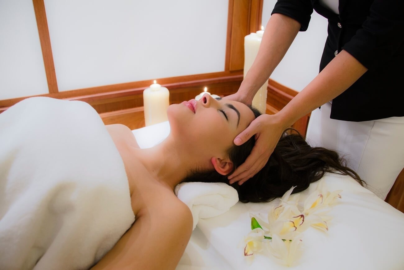 un hombre y una mujer brindan con copas de vino en un restaurante