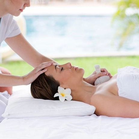 un hombre bucea en el océano y muestra un pulgar hacia arriba