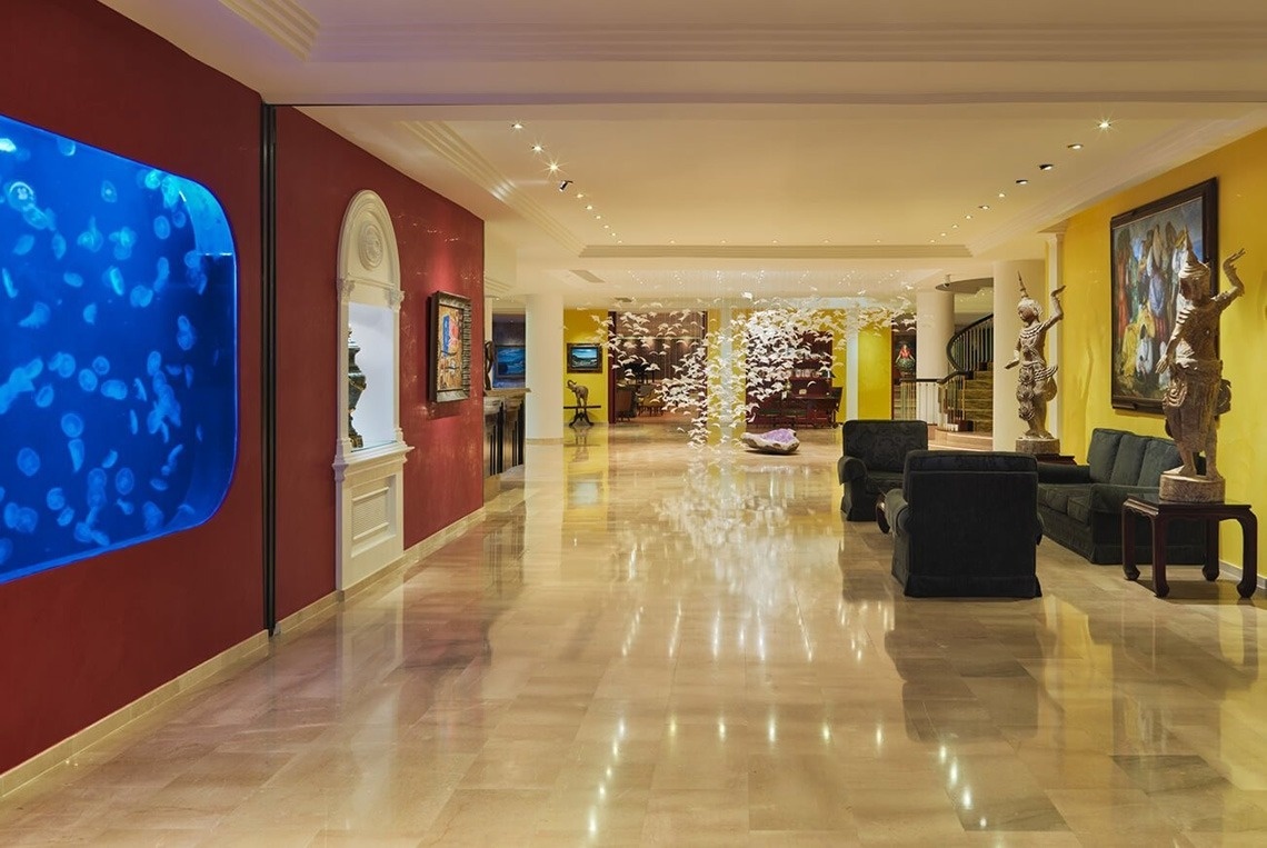 mężczyzna relaksuje się w wannie z hydromasażem