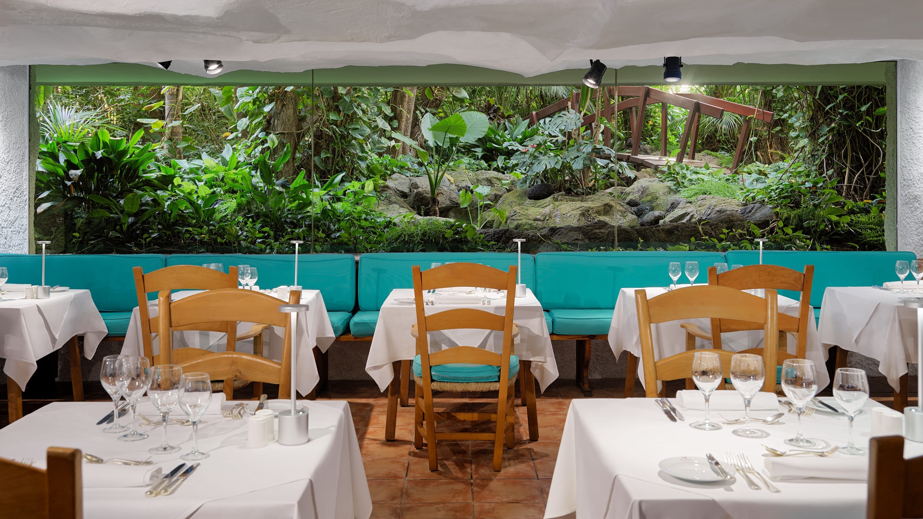 una mujer está sentada en una mesa comiendo pasta y bebiendo vino