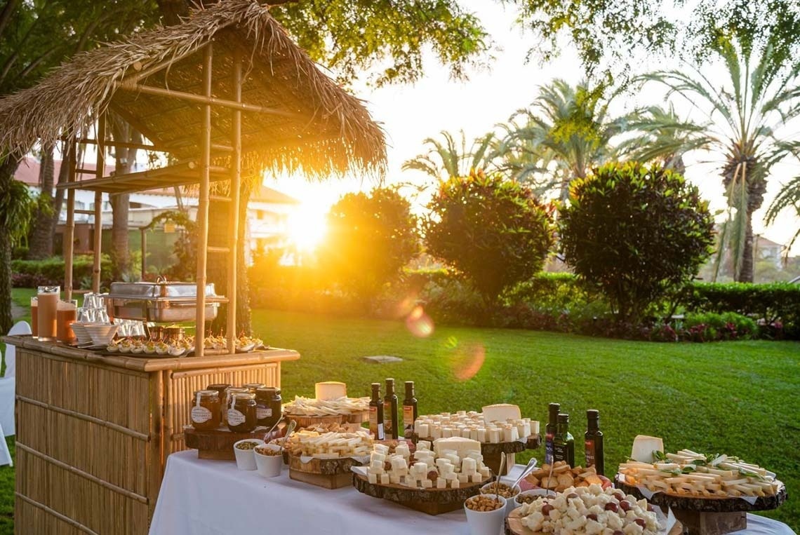 una sala de conferencias llena de sillas y mesas