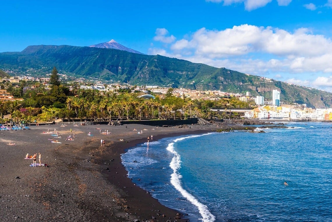 un hombre y una mujer brindan con copas de vino en un restaurante