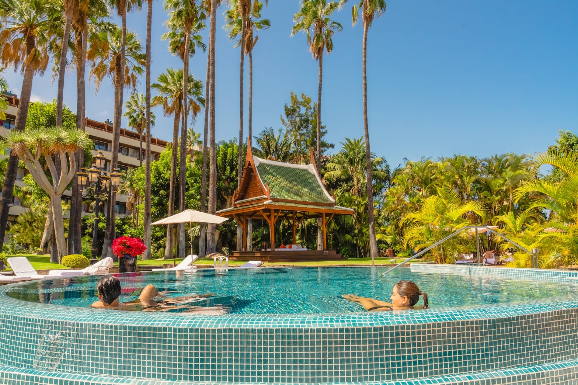 una mujer masajea la espalda de una persona con sal