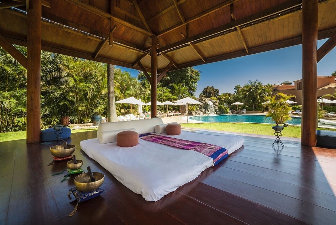 een man ontspant in een bubbelbad