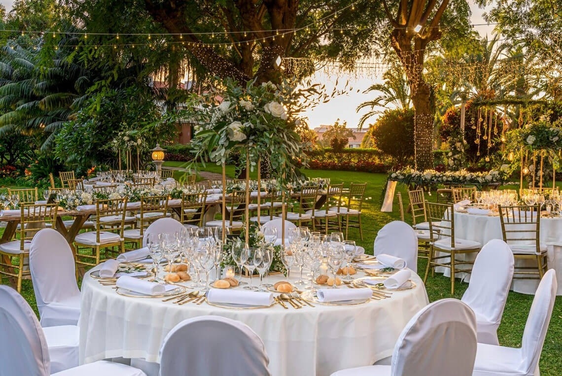 un hombre y una mujer brindan con copas de vino en un restaurante