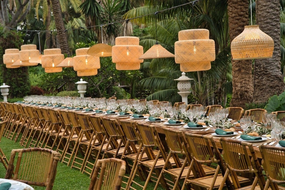 un hombre se relaja en una bañera de hidromasaje