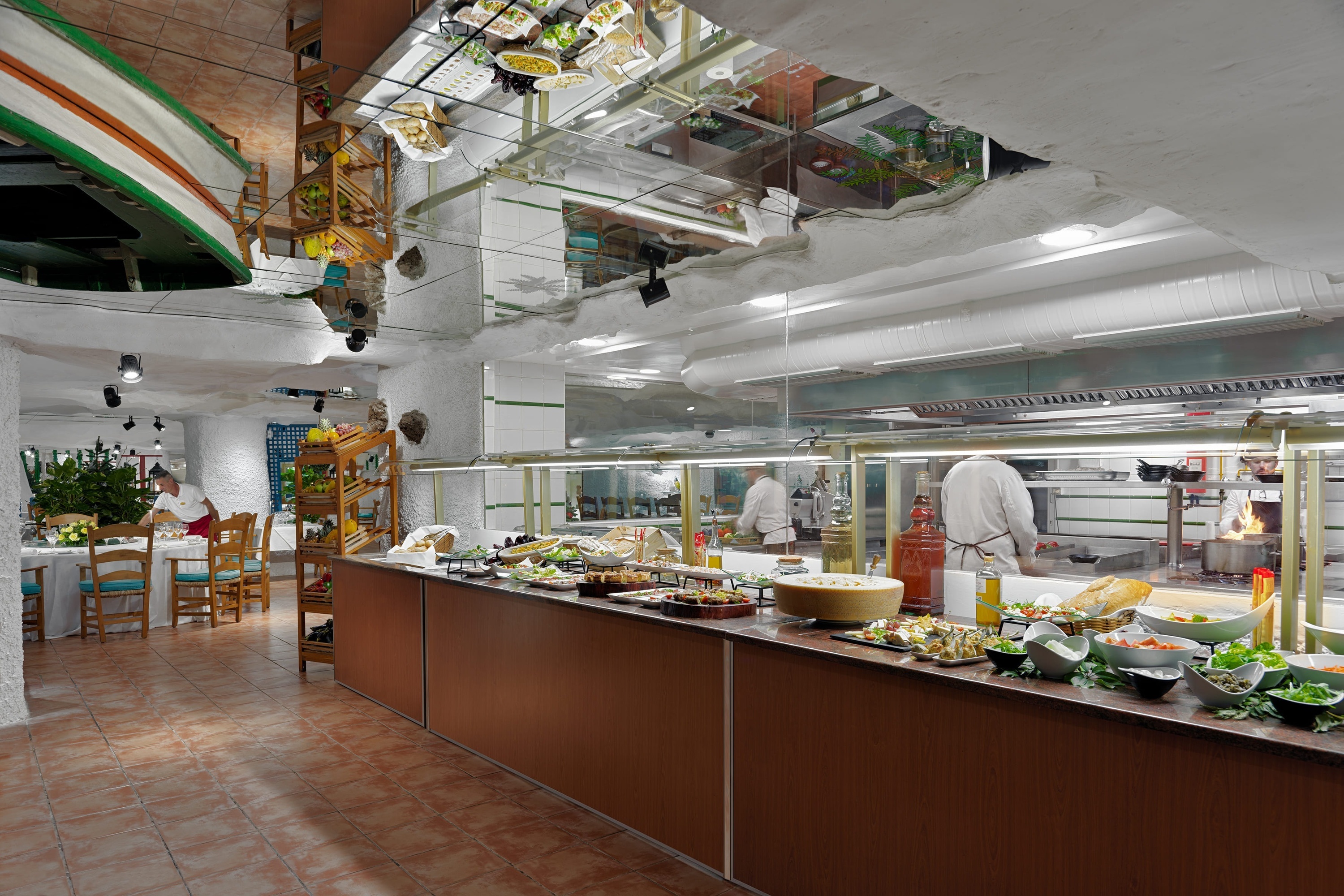 mężczyzna relaksuje się w wannie z hydromasażem