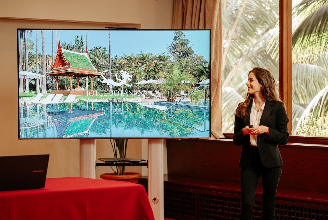 un uomo e una donna brindano con calici di vino in un ristorante