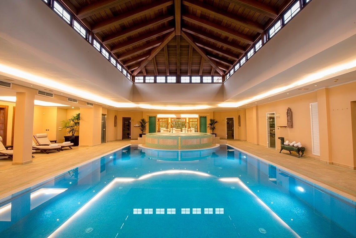 un hombre se relaja en una bañera de hidromasaje