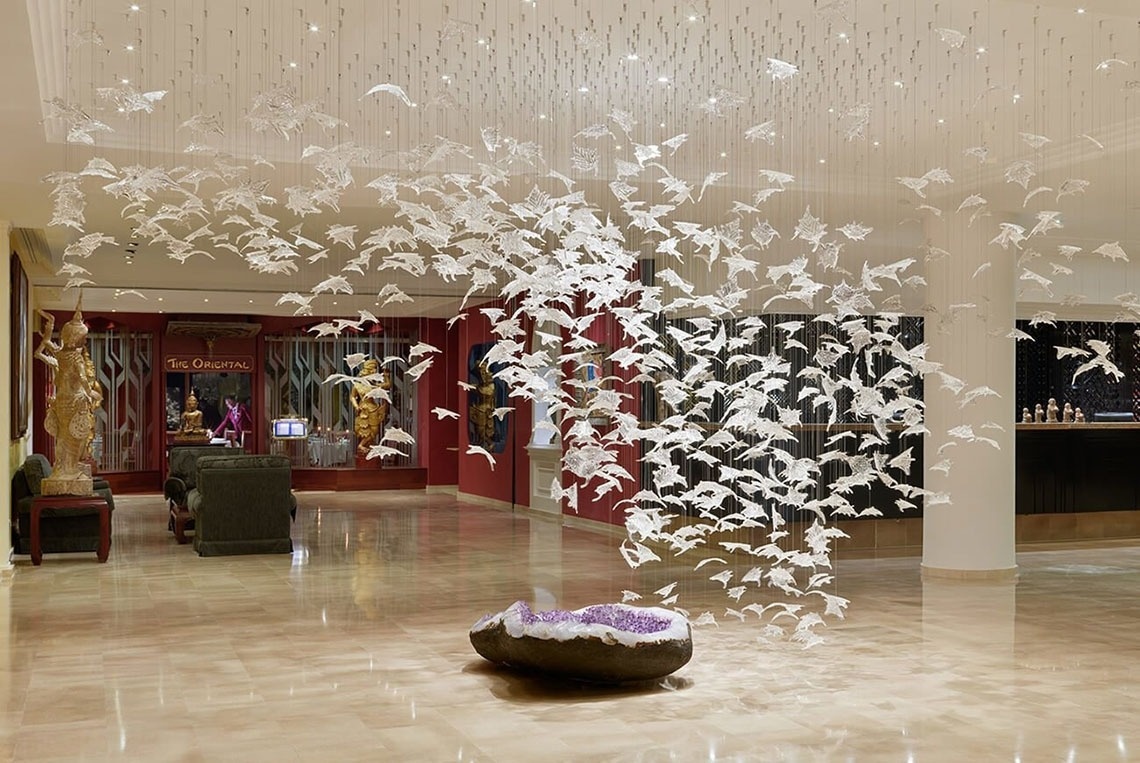 un edificio con un letrero que dice the oriental