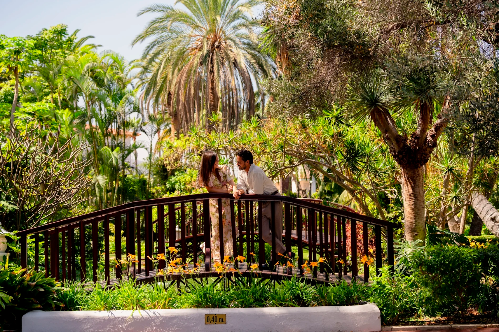 Pista de tenis azul rodeada de vegetación exuberante. Deportes | Hotel Botánico - Tenerife