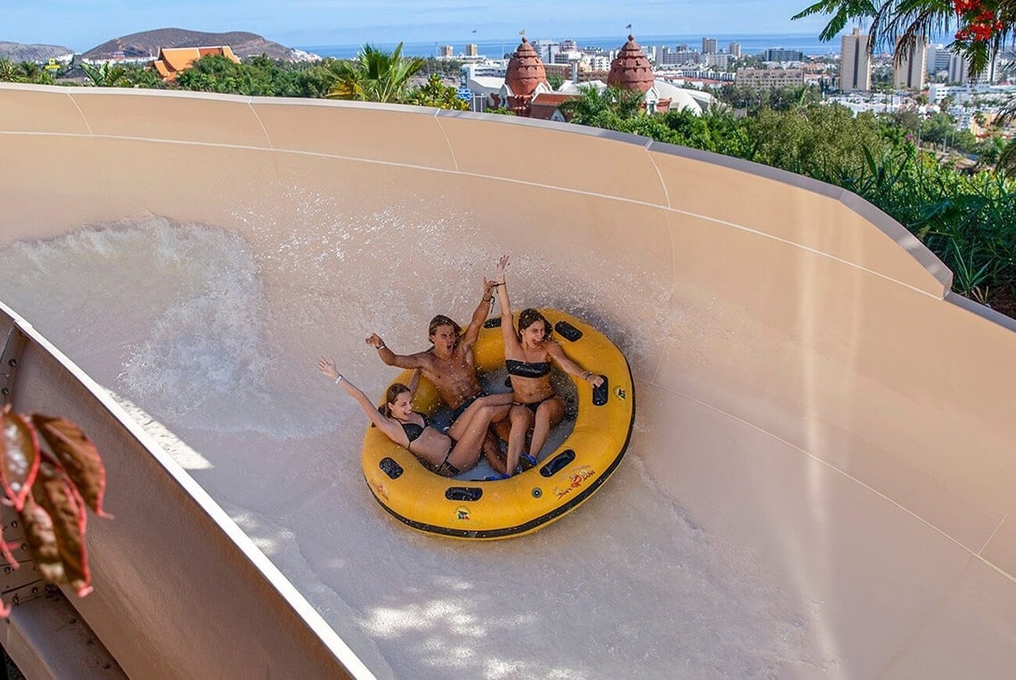 mężczyzna i kobieta wznoszą toast kieliszkami wina w restauracji