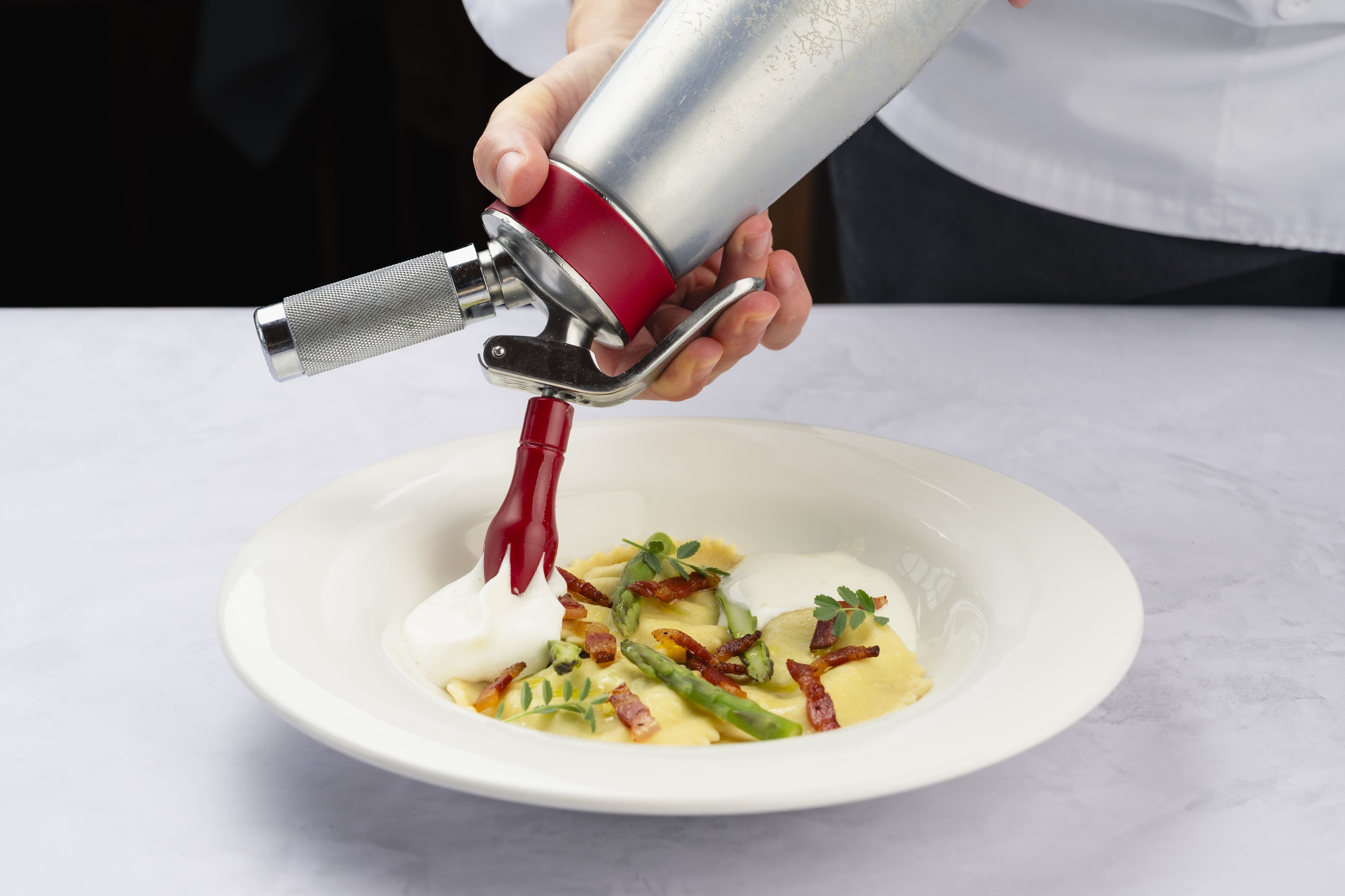 mężczyzna relaksuje się w wannie z hydromasażem