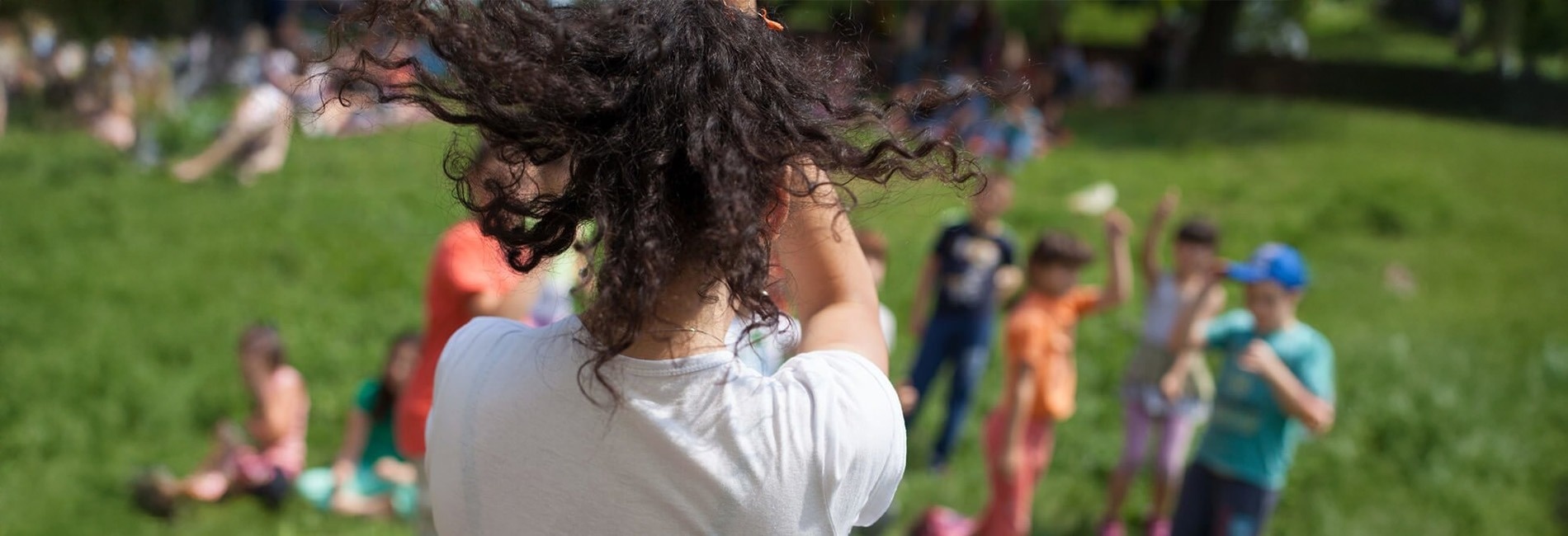 een groep mensen zwemt op een tropisch strand