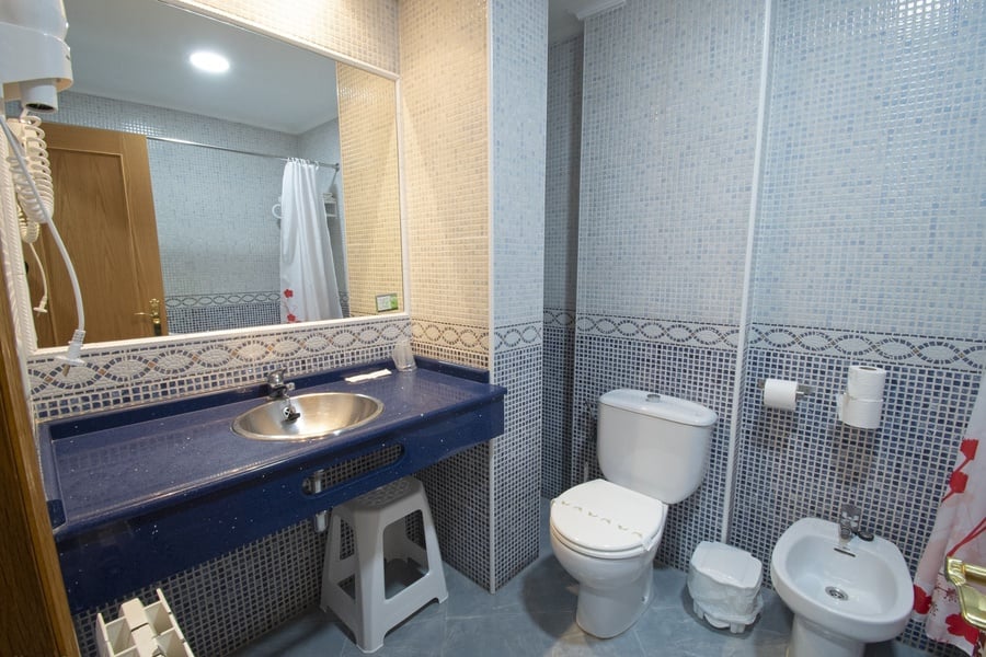 un cuarto de baño con un inodoro y un lavabo