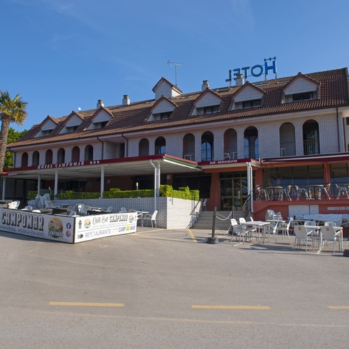 un gran edificio con la palabra hotel encima