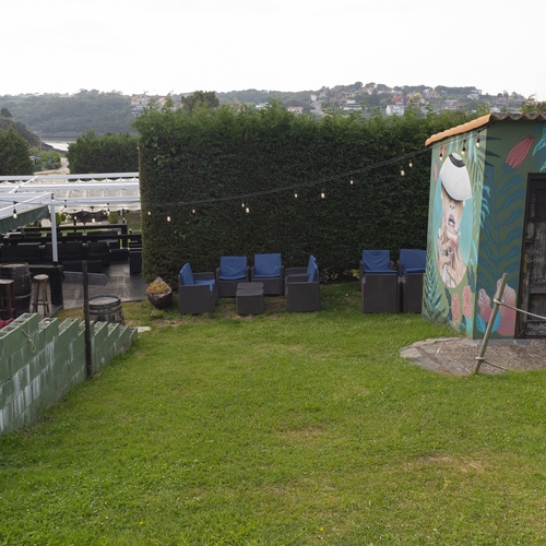 un patio con muebles y una pared pintada