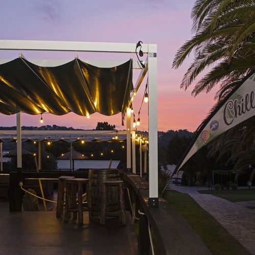 una tienda de comida al aire libre con una pancarta que dice chill out