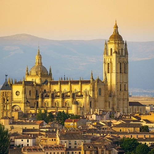 una ciudad con una gran catedral en el fondo