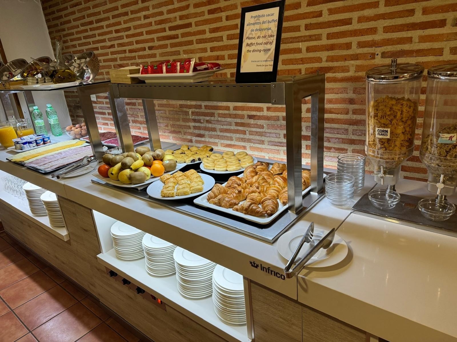 ein Buffet mit verschiedenen Speisen und einem Tablett mit einem Hinweis darauf