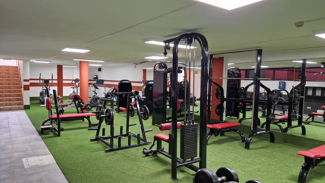 ein großes Fitnessstudio mit vielen Geräten