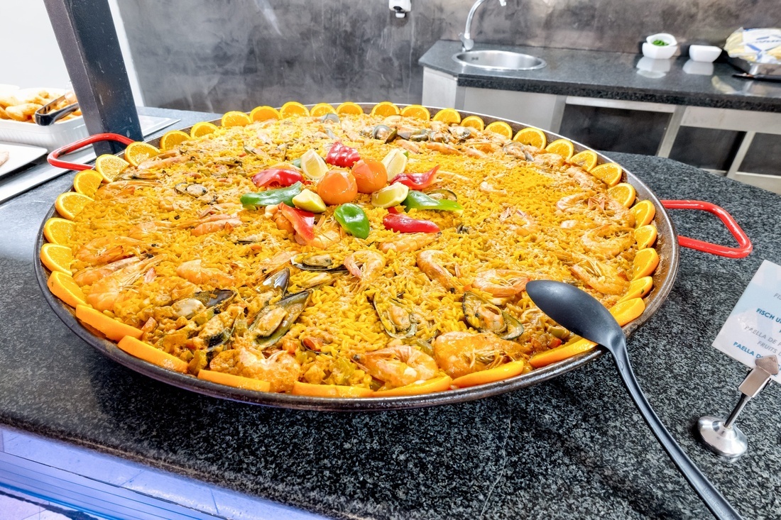 eine große Paella mit Garnelen und Meeresfrüchten