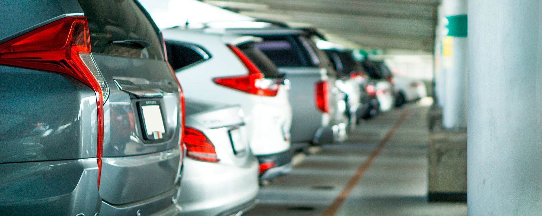 uma fileira de carros estacionados em um estacionamento