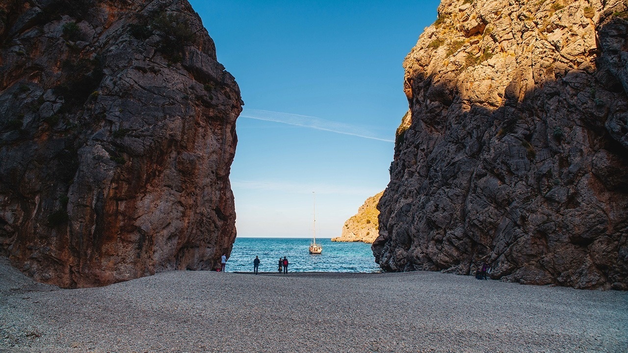 un barco en el océano entre dos montañas