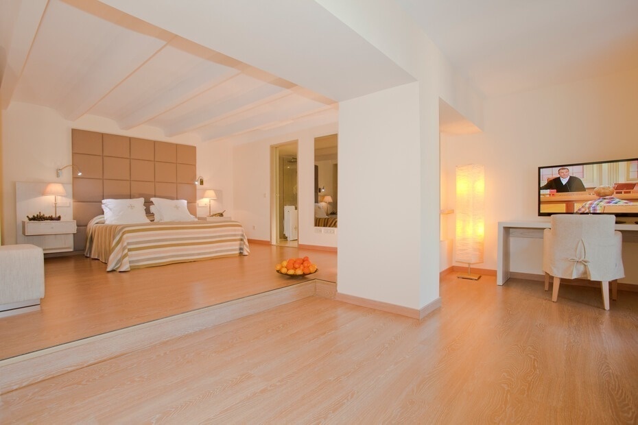 una habitación de hotel con dos camas y una televisión