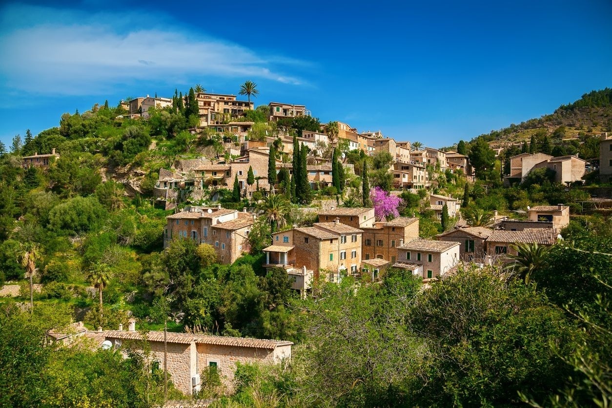 un pequeño pueblo en la ladera de una colina