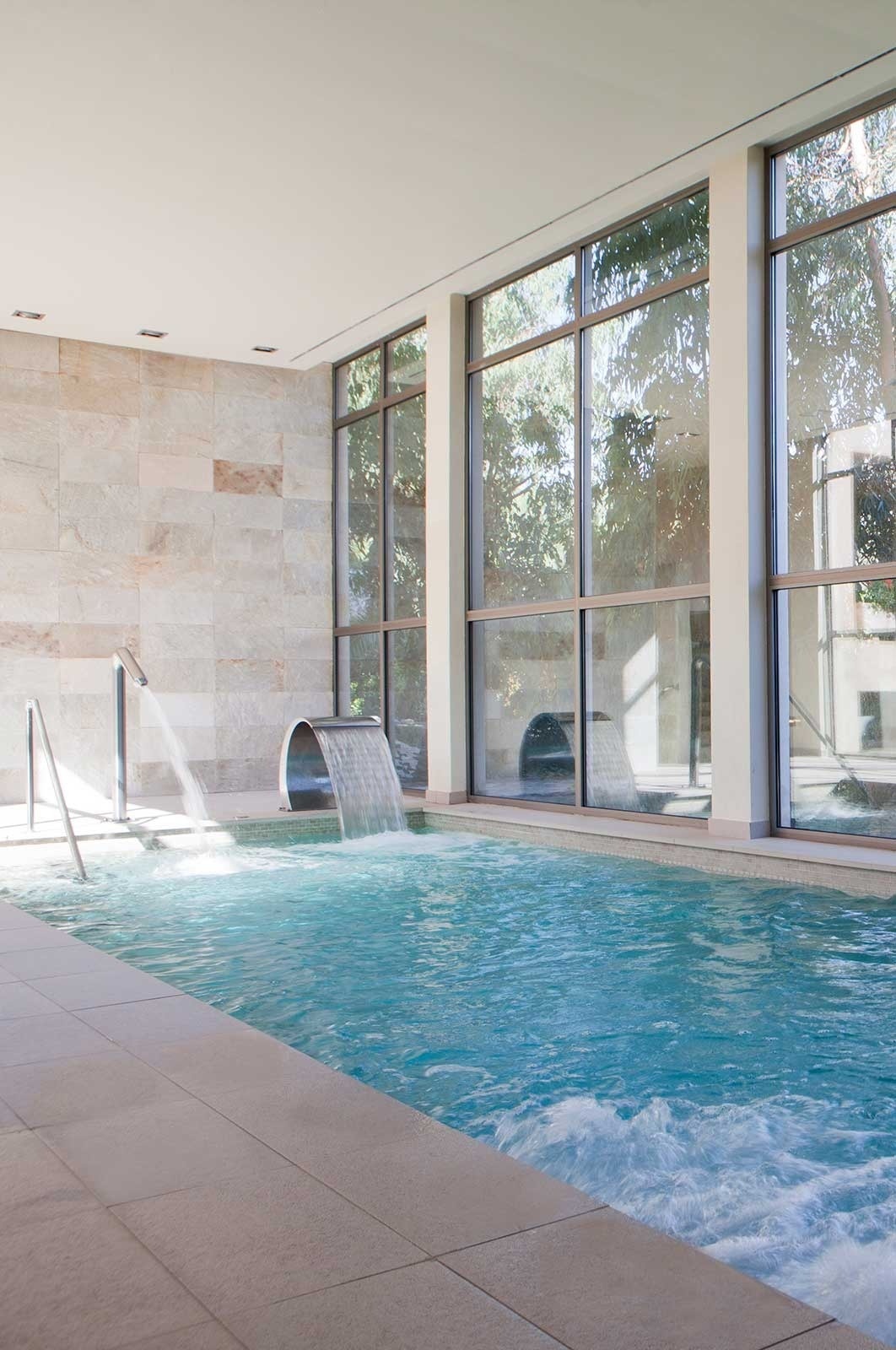 una sala de estar con una mesa de madera y una silla