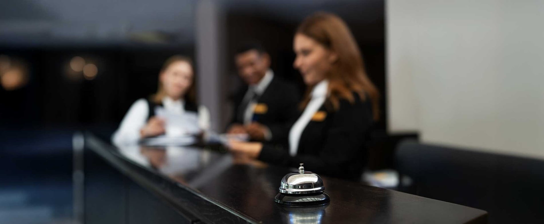 un primer plano de una campana de servicio en un mostrador de hotel
