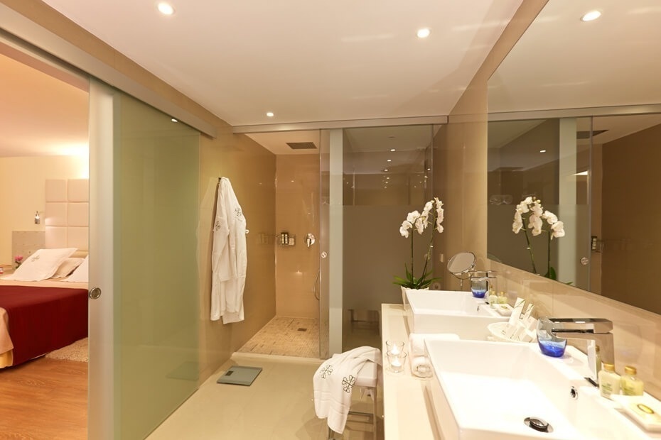 un baño con dos lavabos y una ducha