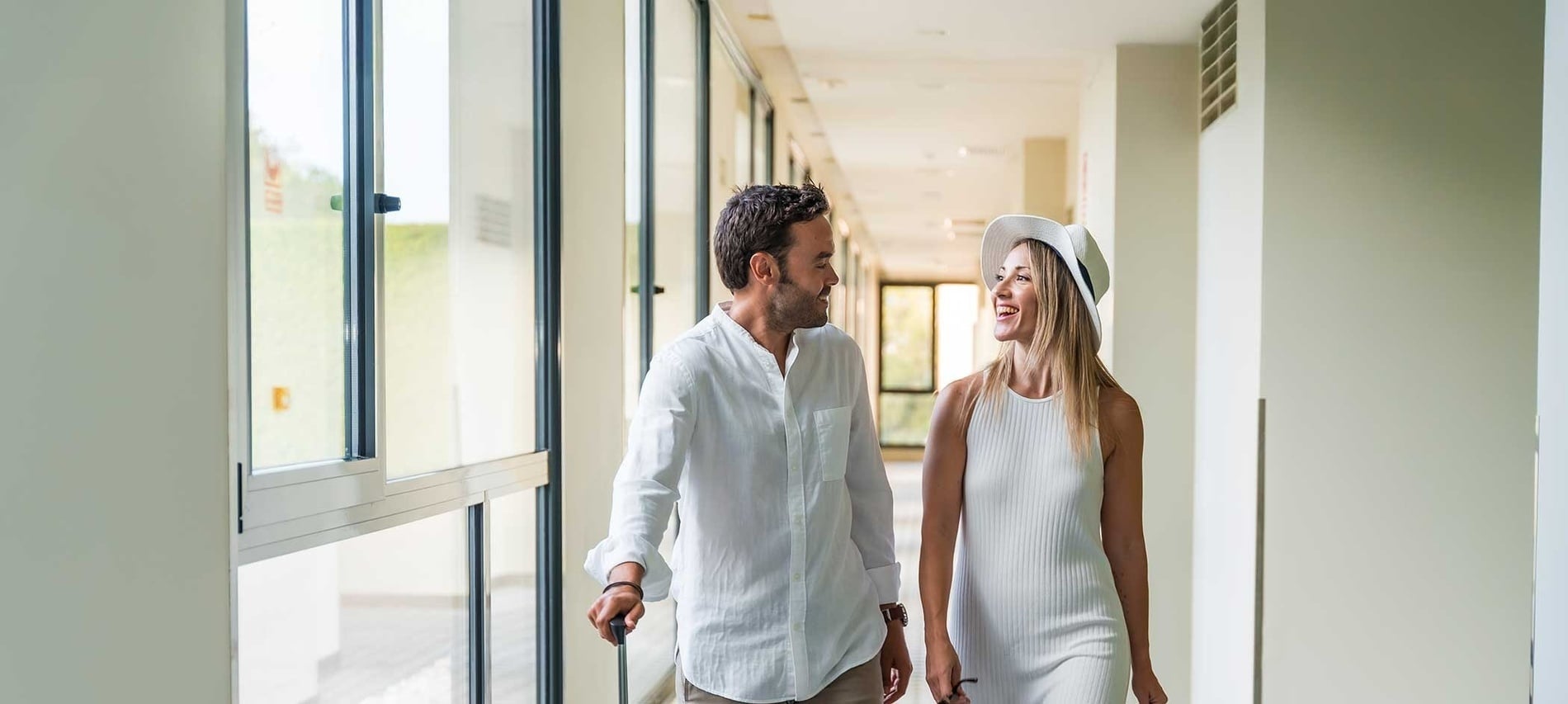un hombre y dos mujeres saltan de una roca al océano