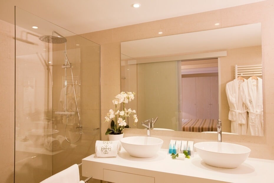 un baño con dos lavabos y una ducha