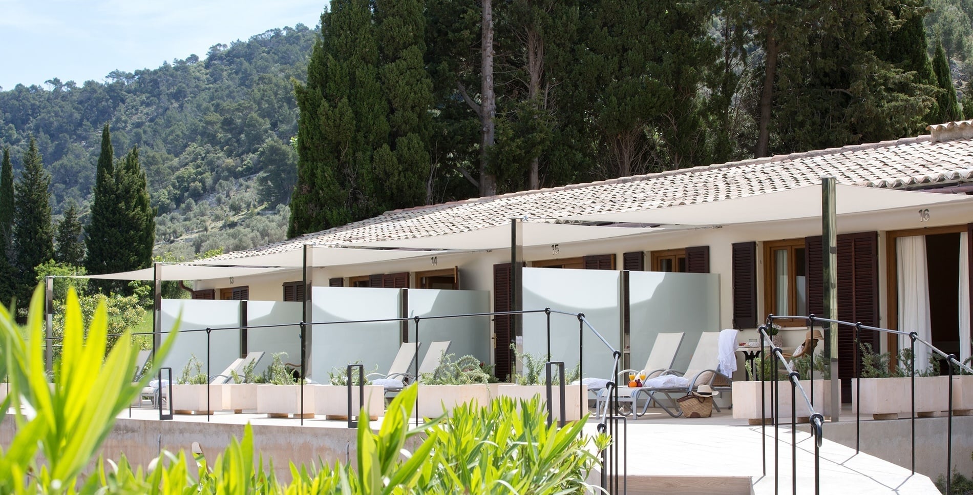 escaleras que conducen a una playa al atardecer