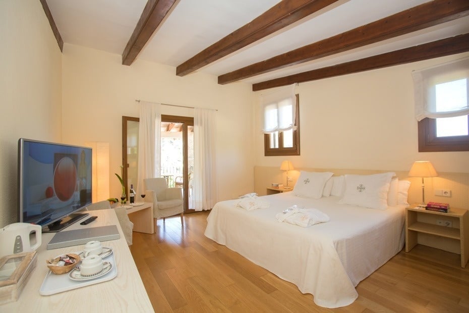 una habitación de hotel con una cama y una televisión