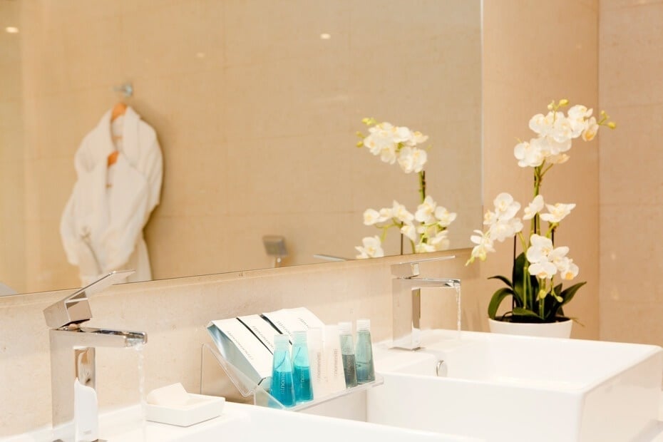 un baño con dos lavabos y un espejo