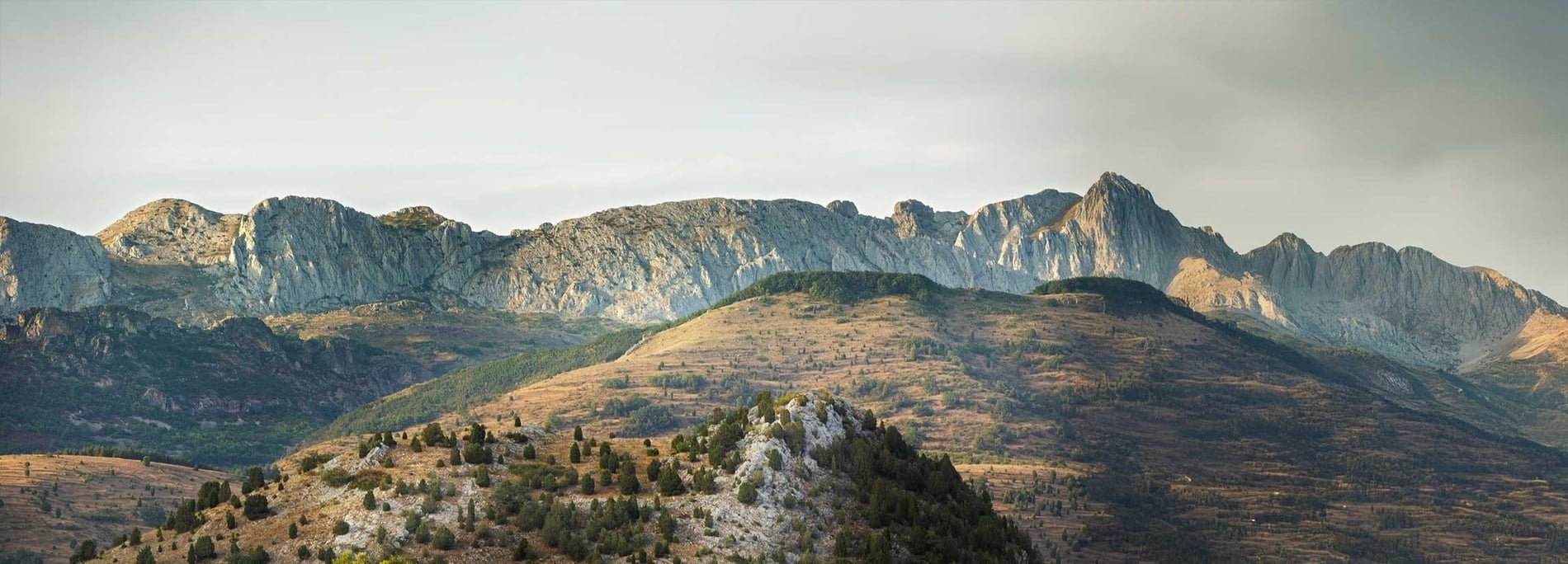 un hombre y dos mujeres saltan de una roca al océano
