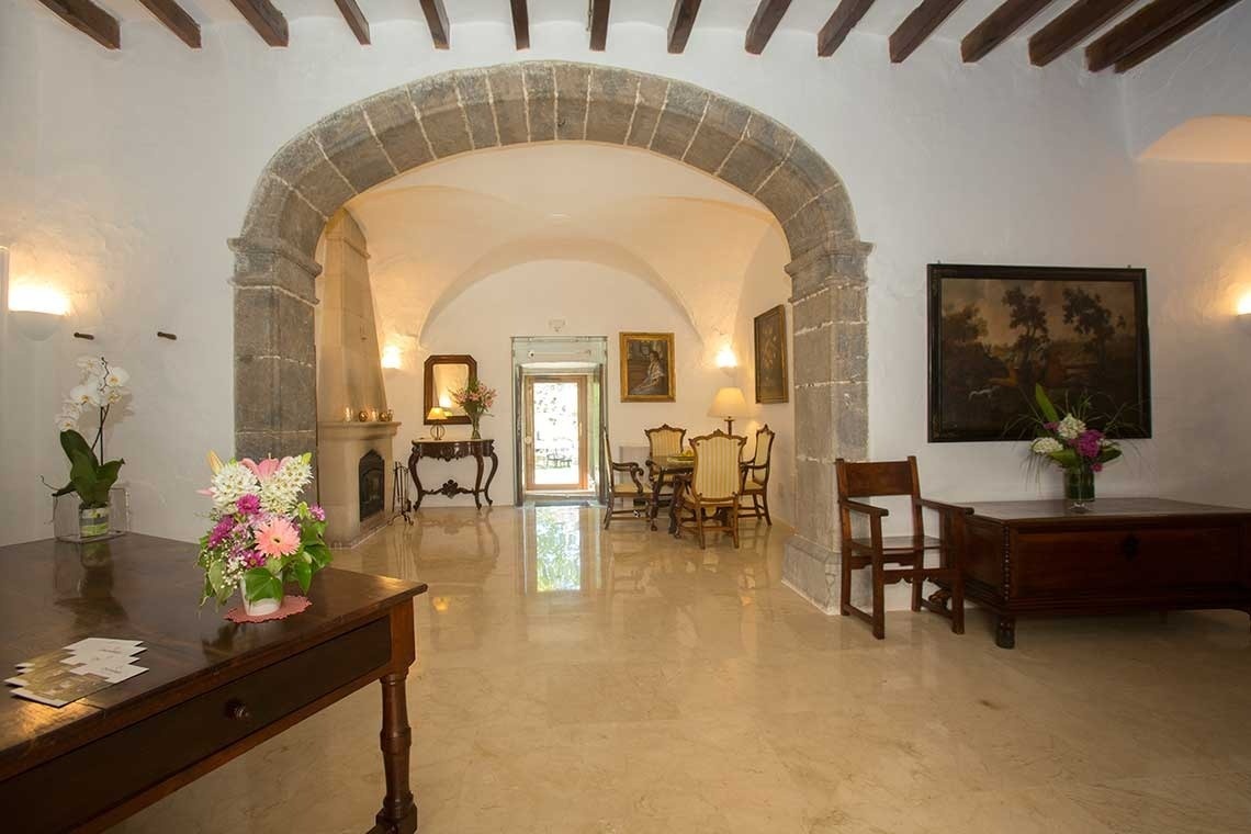 una mesa de madera con un jarrón de flores encima