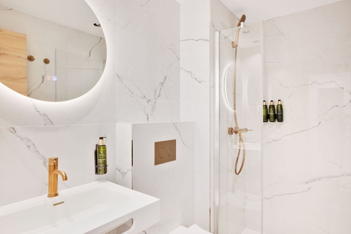 un cuarto de baño con un lavabo y una ducha
