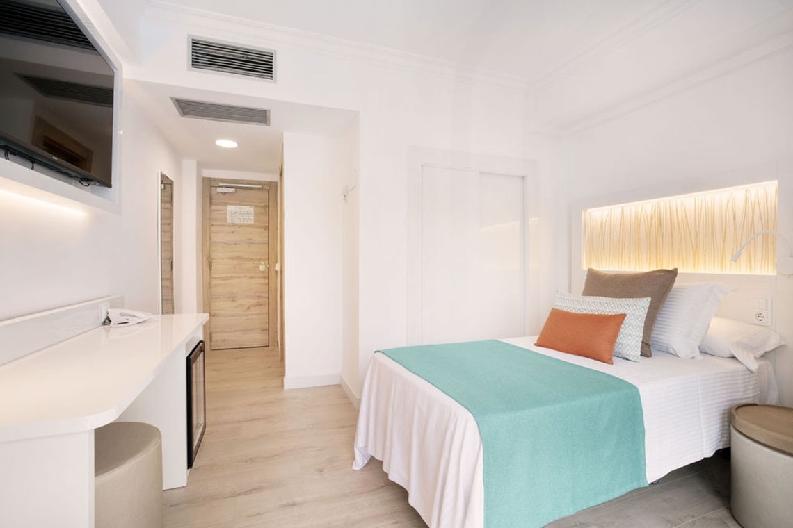 una habitación de hotel con una cama y una televisión