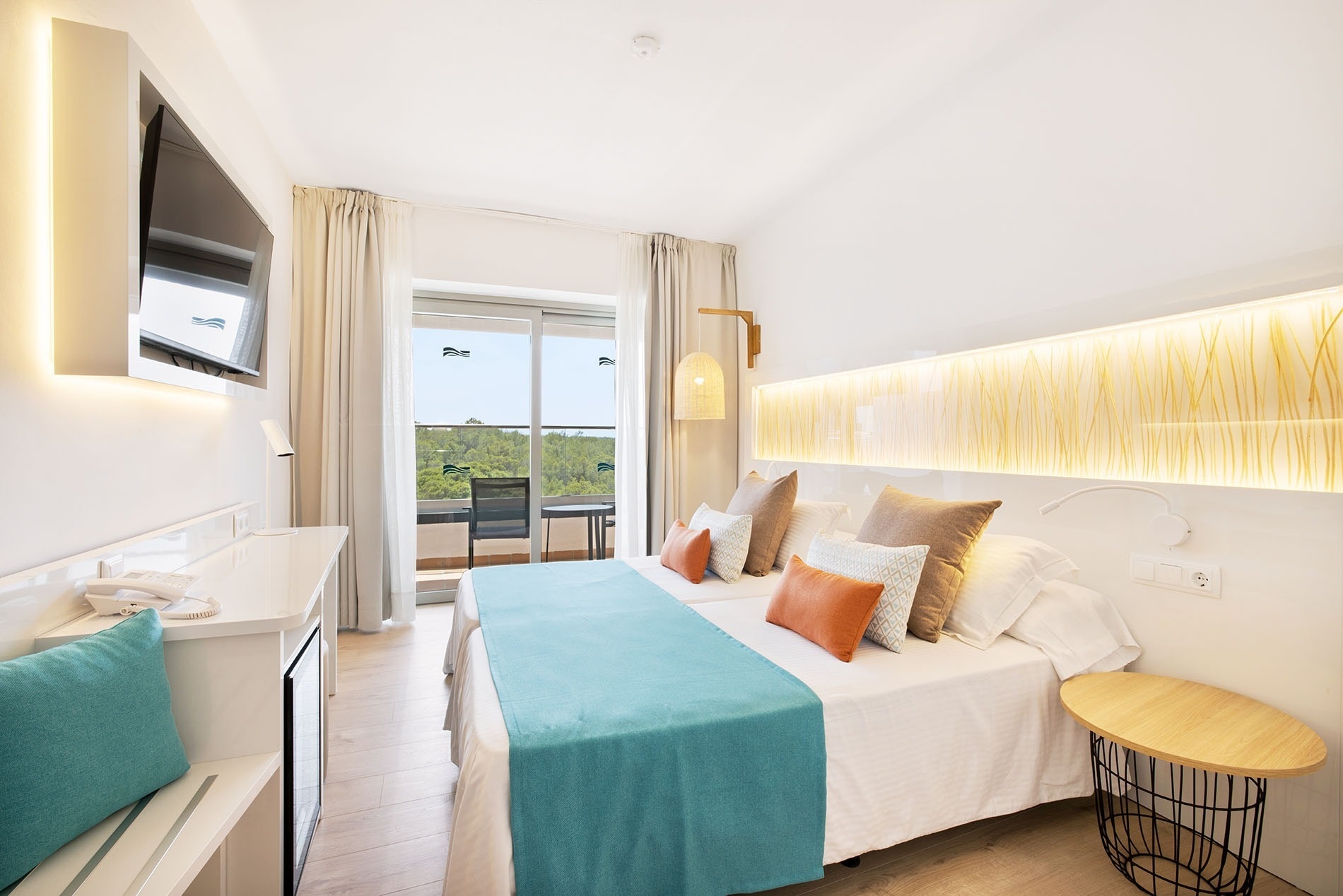 una habitación de hotel con una cama y una televisión